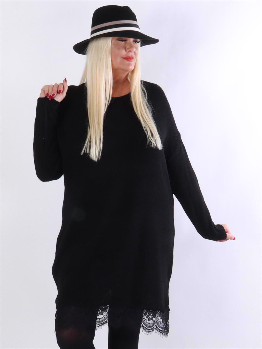 Brita - Strikkjole med blonde forneden